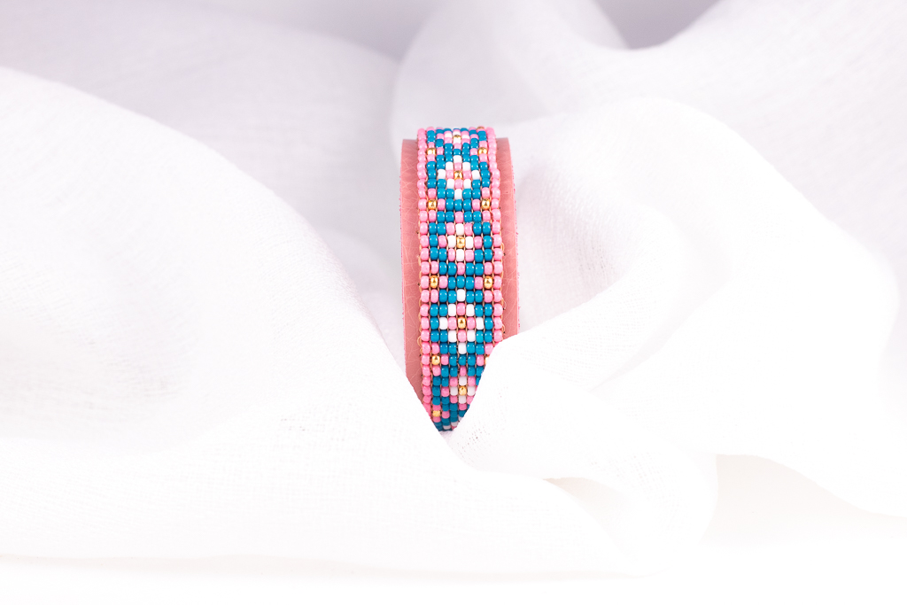 Vaaleapunainen rannekoru - Image 5